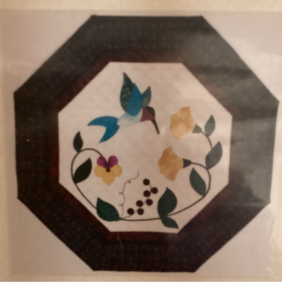 NIP Vintage Hummingbird pattern and fabric kit for appliquéd wall quilt. - Picture 2 of 9
